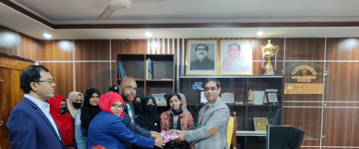 Read more about the article মেহেরপুর সরকারি কলেজে শিক্ষা উপকরণ বিতরণ